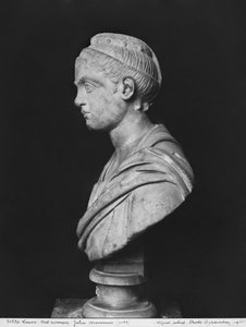 Keisari Severus Alexanderin (205-235 jKr) äidin Julia Mamaean (180-235 jKr) rintakuva n. 230 (marmori)